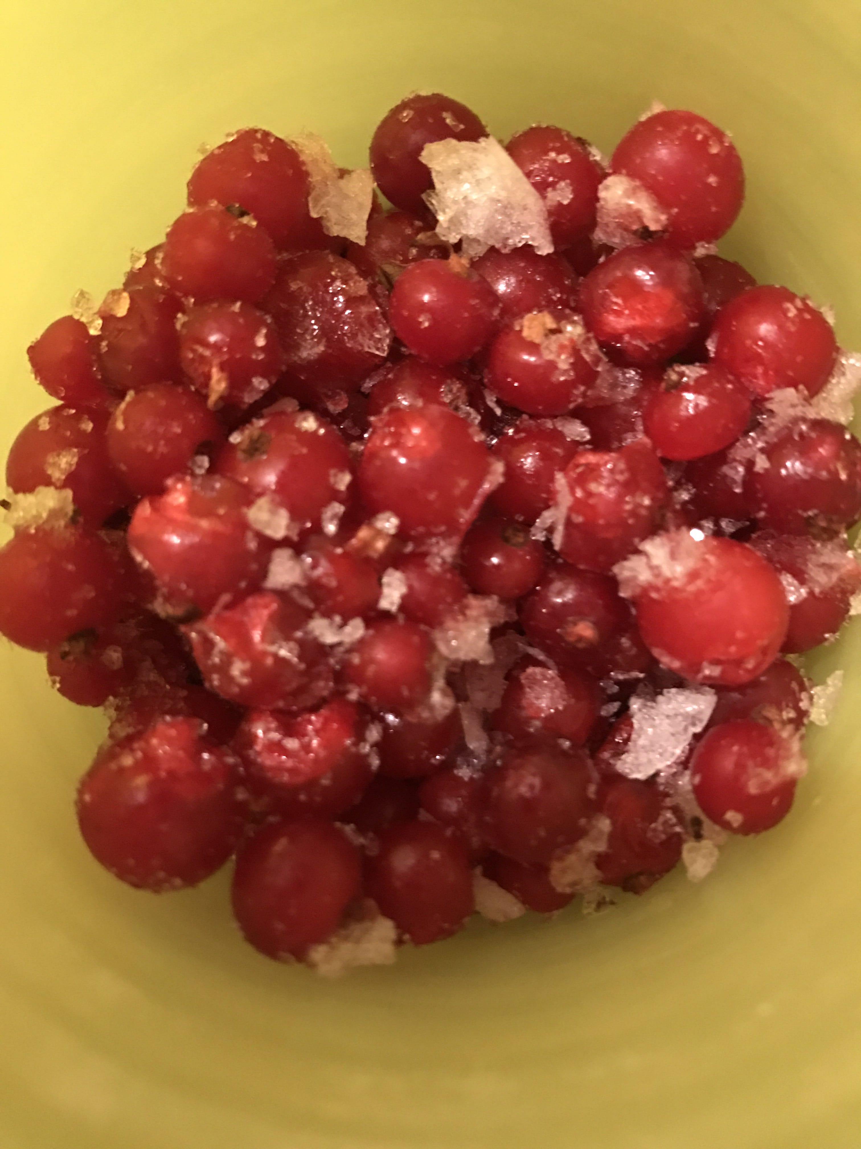 Image of frozen red currants 