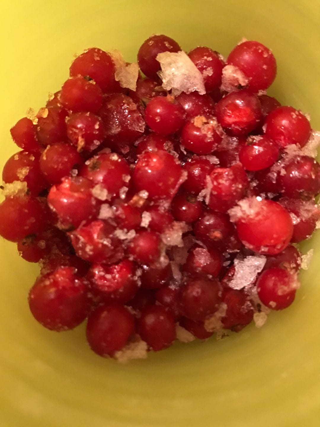Image of frozen red currants 