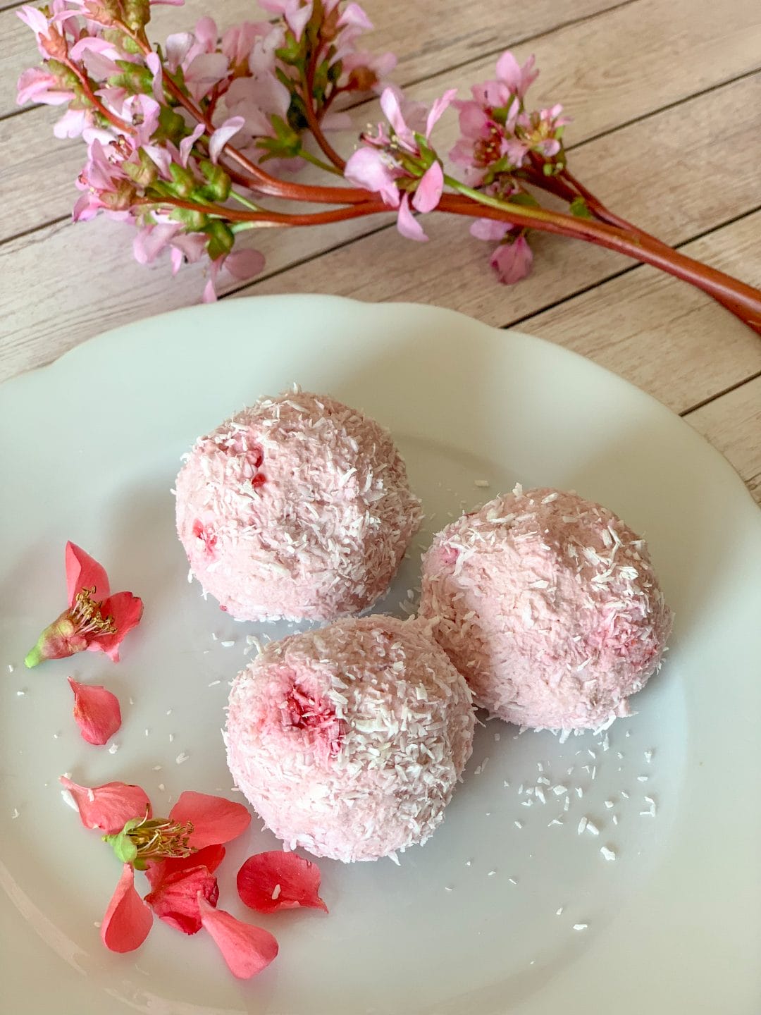 Picture of keto fat bombs with raspberries and mascarpone
