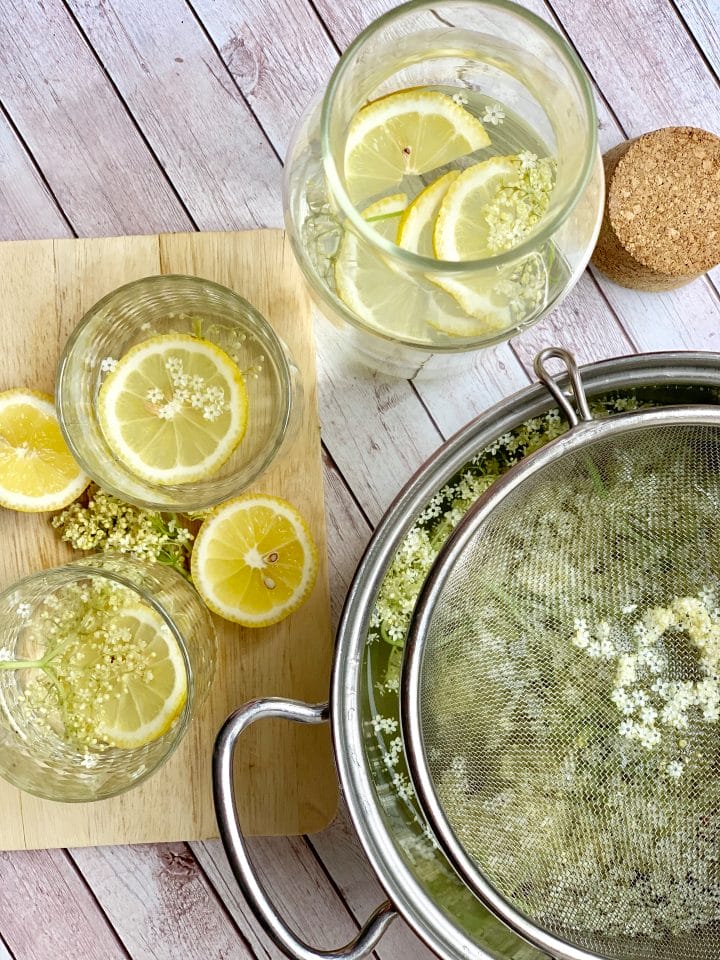 Picture of a procedure to make elderflower syrup