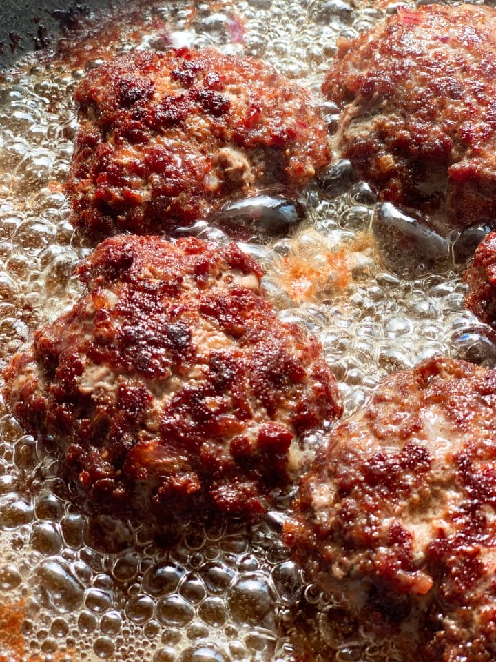Picture of a procedure of frying lchf salisbury steak
