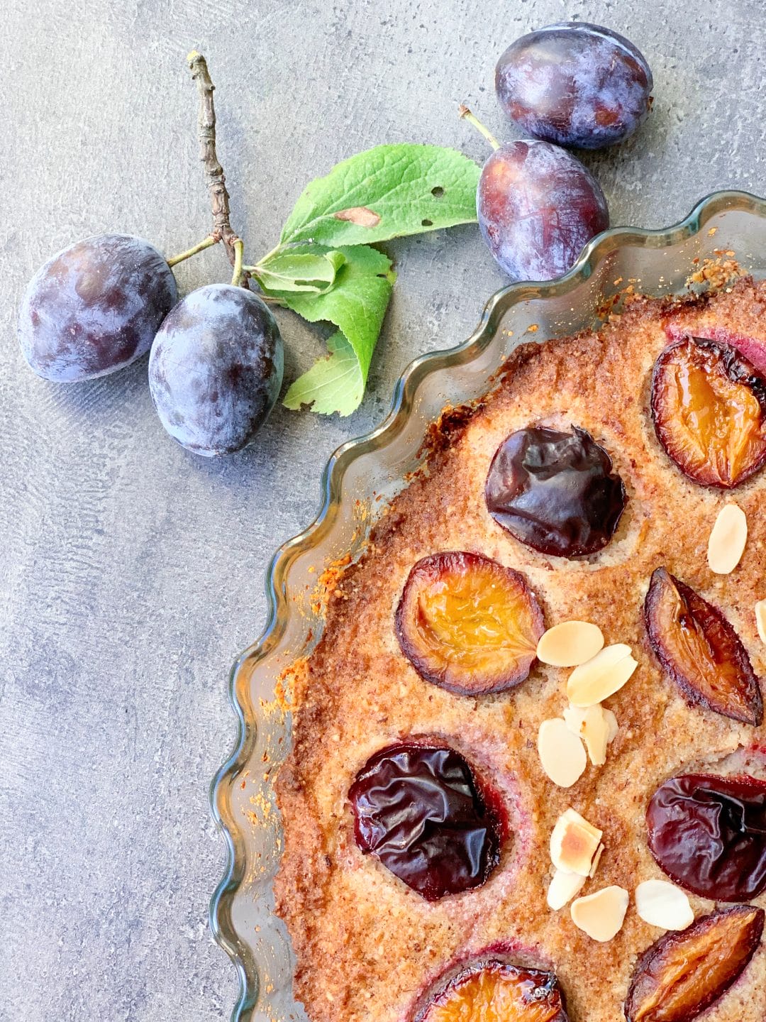 Picture of low carb plum pie with almonds