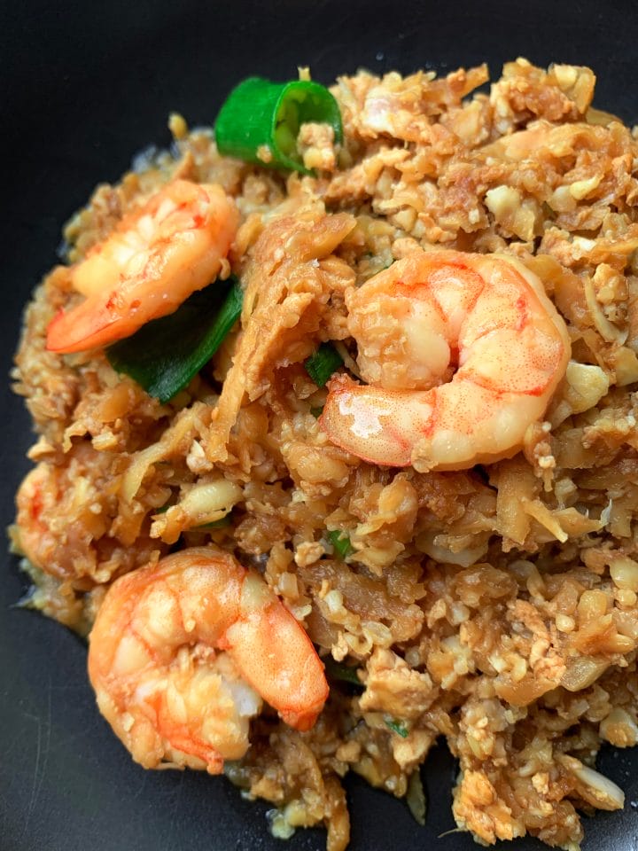 Picture of a bowl of Thai stir fry riced cauliflower with shrimps