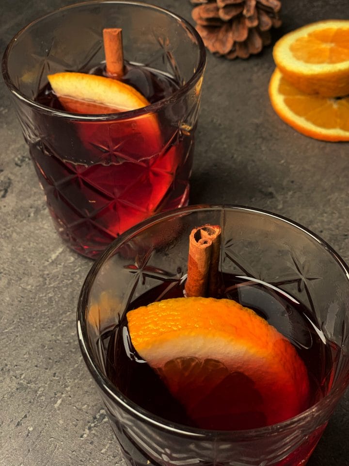 Picture of keto cocktail with hot mulled wine and gin