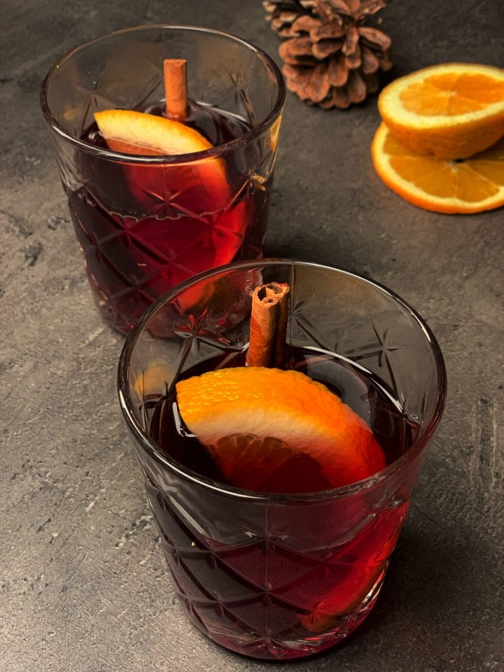 Picture of 2 glasses of keto cocktail with sugar free mulled wine and gin