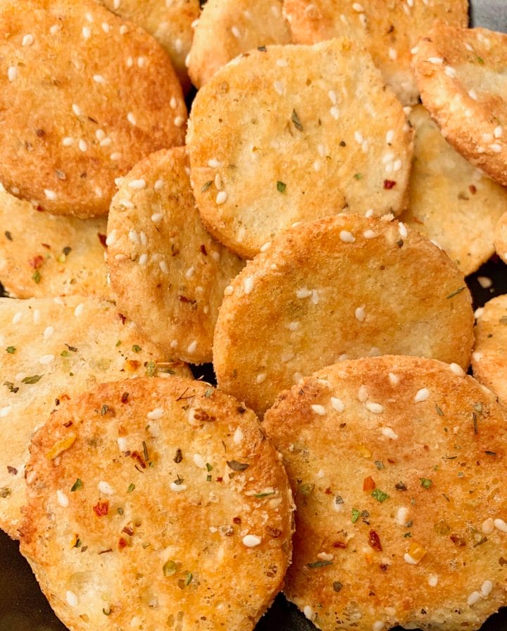 Picture of keto crackers with sesame seeds 