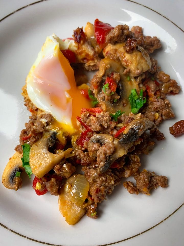Picture of a plate with ground beef hash with feta cheese, mushrooms and capsicums 