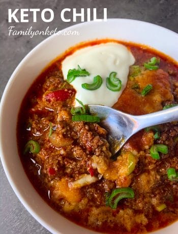 Keto chili con carne with low carb cheese crust