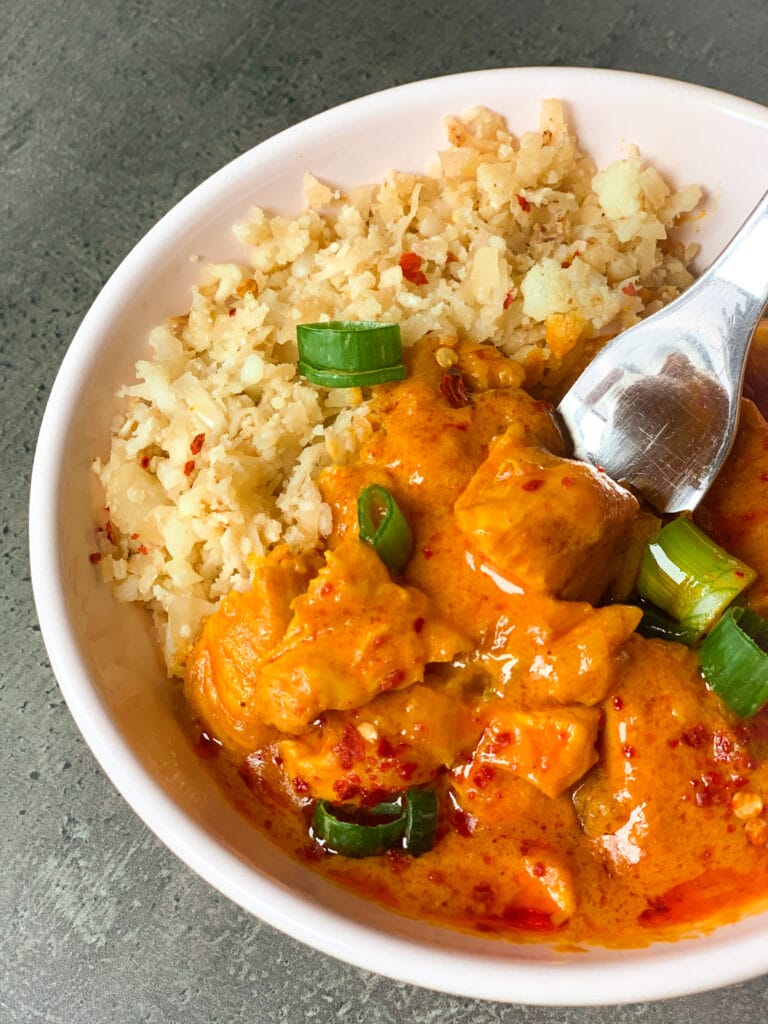 Keto chicken curry - chicken with curry coconut sauce - Family On Keto