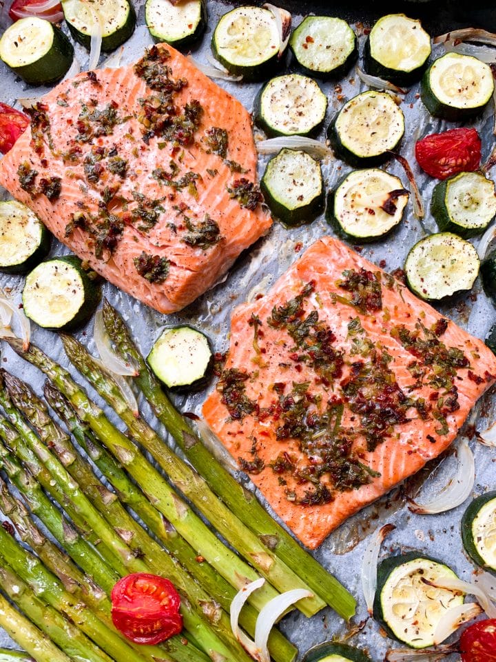 Picture of baked salmon with herbs and asparagus