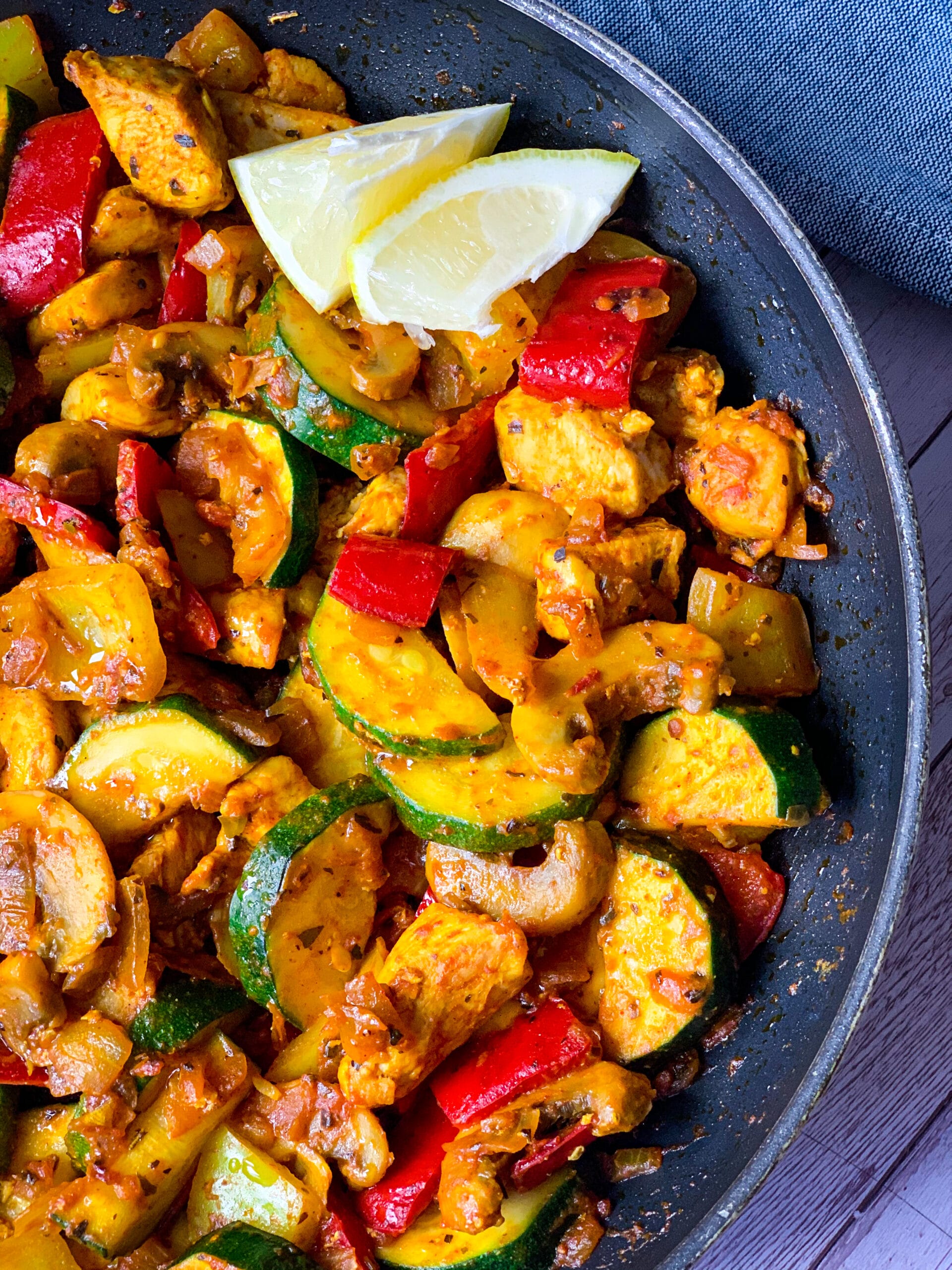 Picture of a low carb chicken and veggies in a skillet