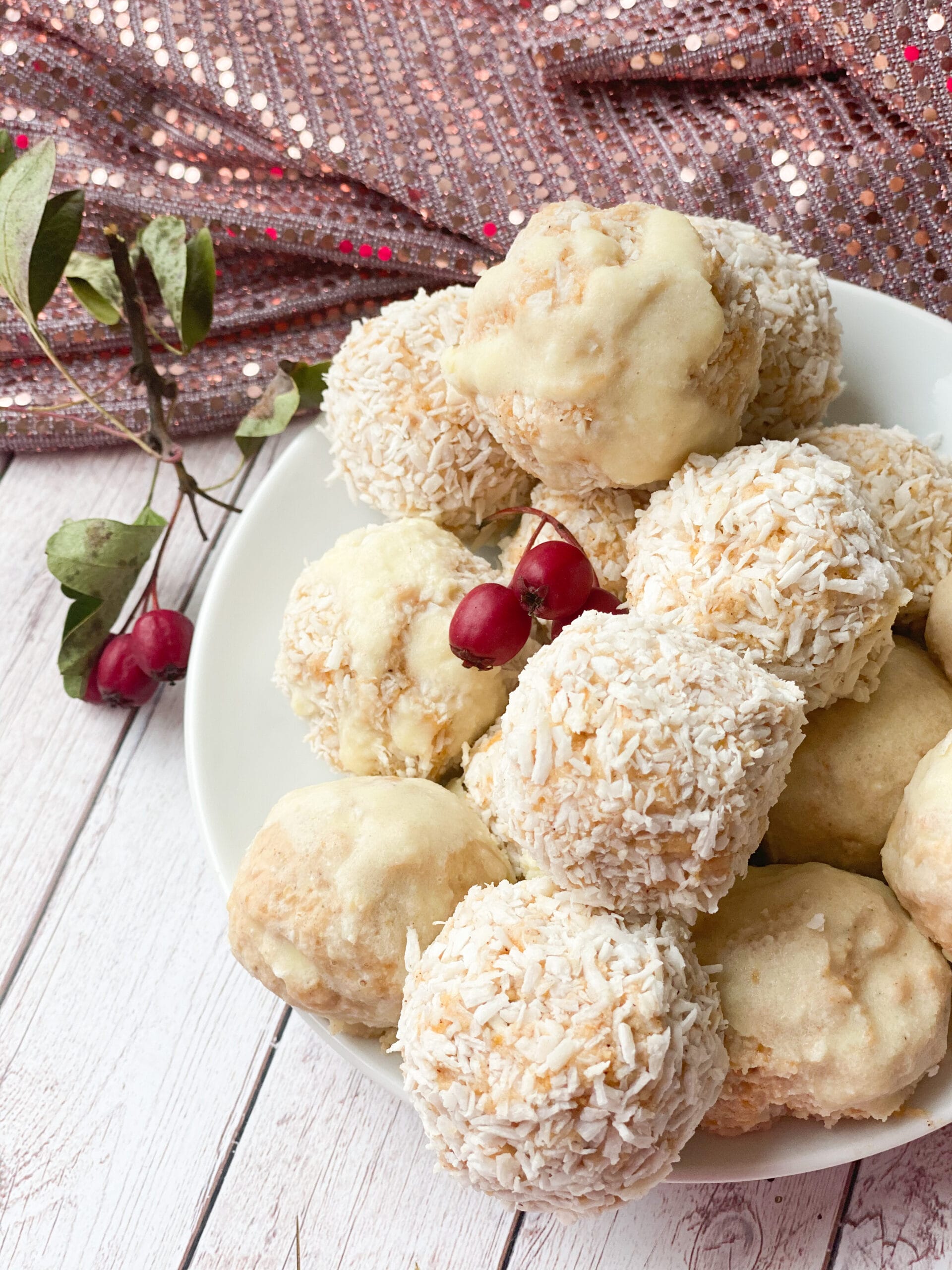 Keto pumpkin cheesecake balls with coconut 