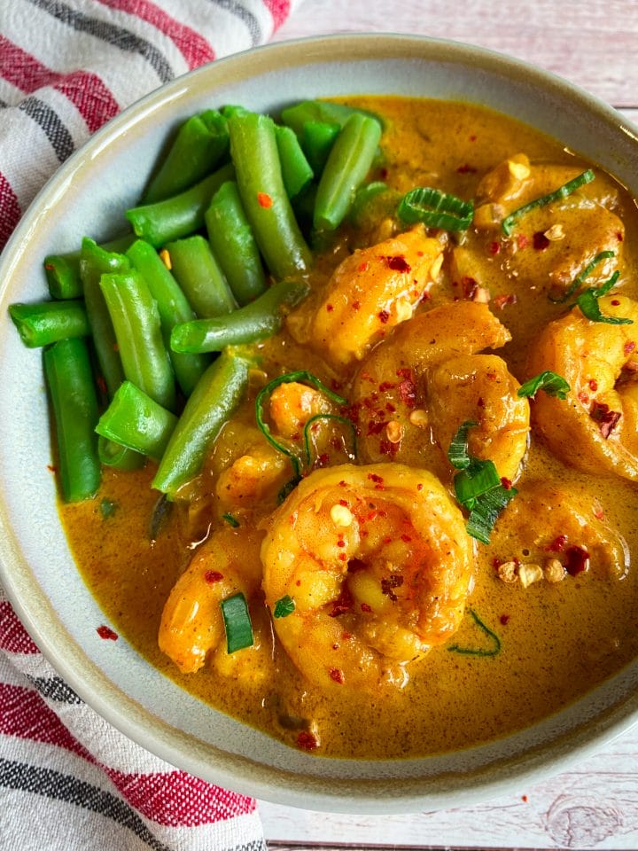 Picture of a bowl of low carb prawn curry
