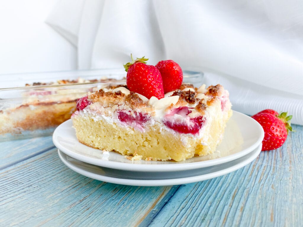 Picture of keto streusel cake with strawberries