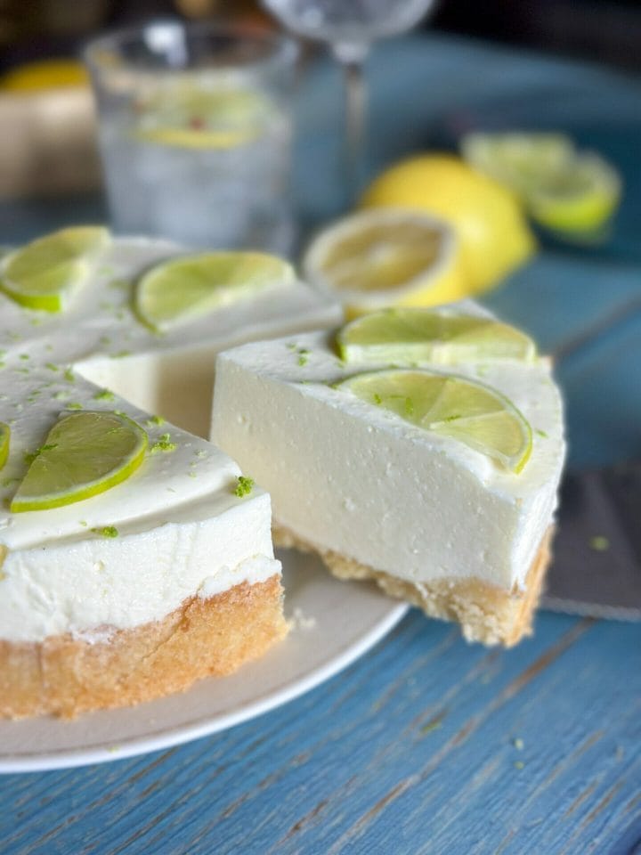 Picture of sugar-free cheesecake with gin & tonic cockrail