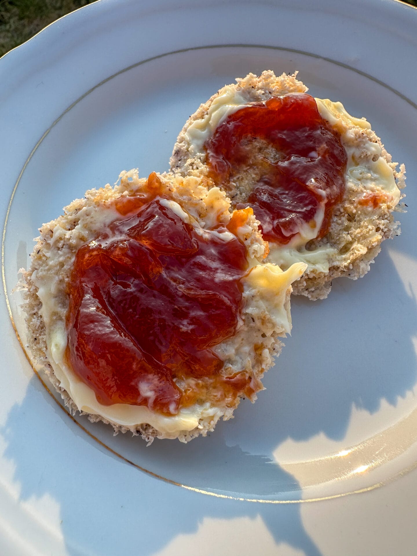 Picture of 2 slices of keto 90 second bread without eggs nuts and seeds